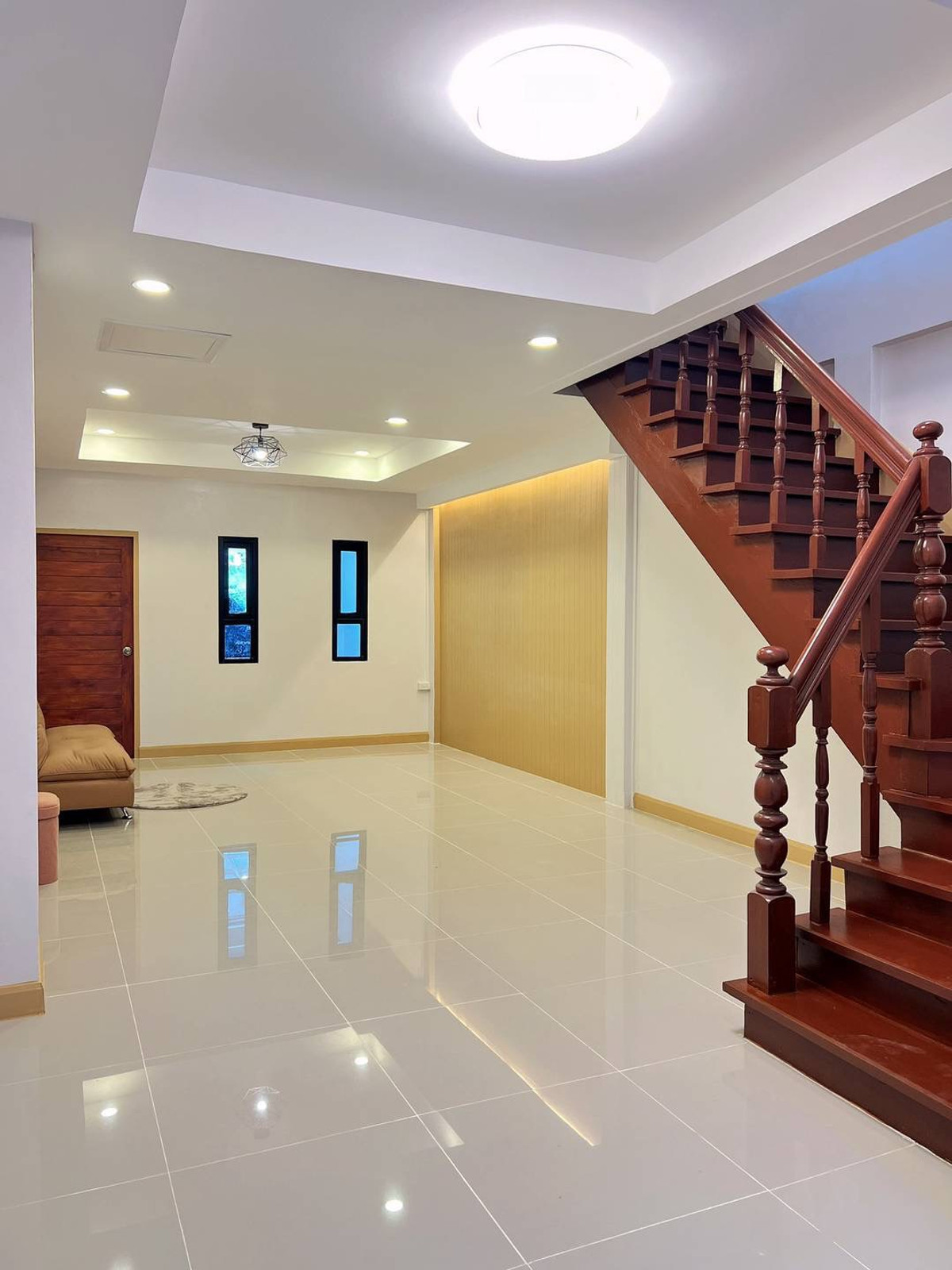 ขายทาวน์โฮมนนทบุรี บางใหญ่ บางบัวทอง : ขายทาวน์เฮาส์วงศ์ชัยนคร บางรักใหญ่ 18 ตร.ว. ใกล้ MRT บางรักใหญ่ 800 ม. มีเทอเรส ฟรีโอน