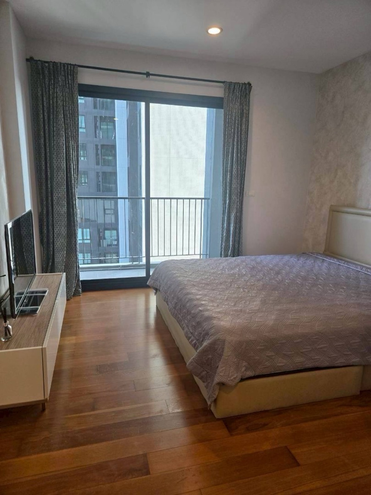 ให้เช่าคอนโดอารีย์ อนุสาวรีย์ : 🩷ให้เช่า vertical aree คอนโด เดอะเวอร์ติคัล อารีย์. line @900cqqhk tel 0859114585. 🩷
อยู่ชั้น 8 พื้นที่ห้อง 70.56 ตร.ม.
2 ห้องนอน 2ห้องน้ำ
สิ่งอำนวยความสะดวก
- เครื่องทำน้ำอุ่น ทั้ง 2 ห้อง
- โทรทัศน์ 2 เครื่อง (smart TV)
- microwave
- หม้อหุงข้าว
