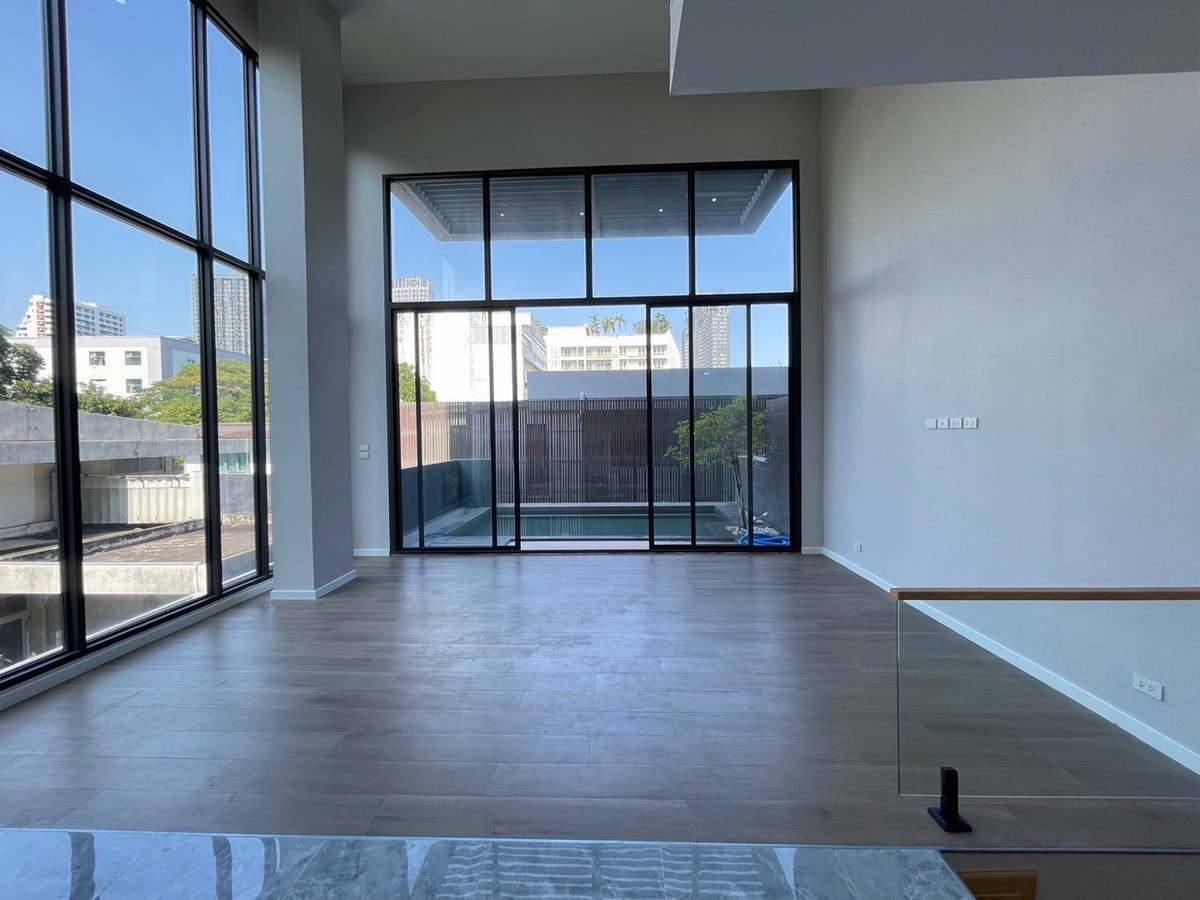 ให้เช่าบ้านสุขุมวิท อโศก ทองหล่อ : ทาวน์โฮมหรู ทองหล่อ  มีลิฟต์และสระว่ายน้ำส่วนตัว เลี้ยงสัตว์ได้ ใกล้ BTS ทองหล่อ 