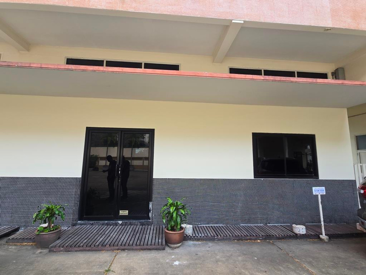 For RentWarehouseAri,Anusaowaree : Ground floor area, service business, product storage, 50-70 sq m., 200-250 baht per sq m. Saphan Khwai