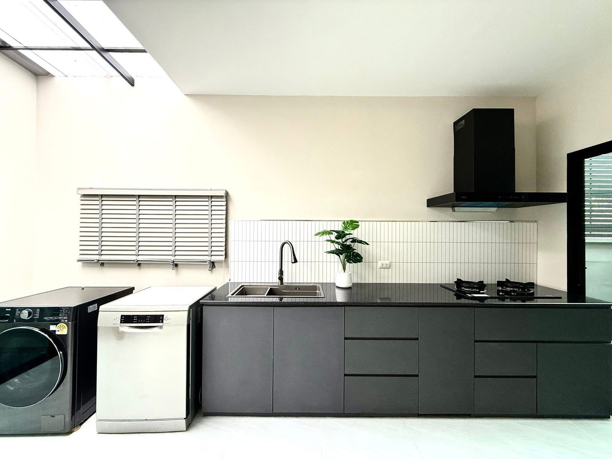 For RentHouseBangna, Bearing, Lasalle : FOR Rent Baan Klang Muang The Edition Bangna Phase 2, garden view in front of the project, 4 bedrooms, pets accepted.