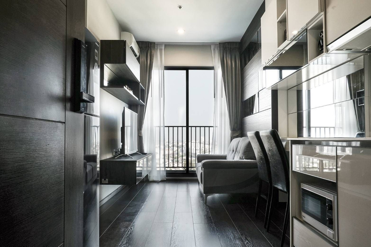 ให้เช่าคอนโดสุขุมวิท อโศก ทองหล่อ : C Ekamai** — Prime location in the heart of Ekamai! 1 bed for rent