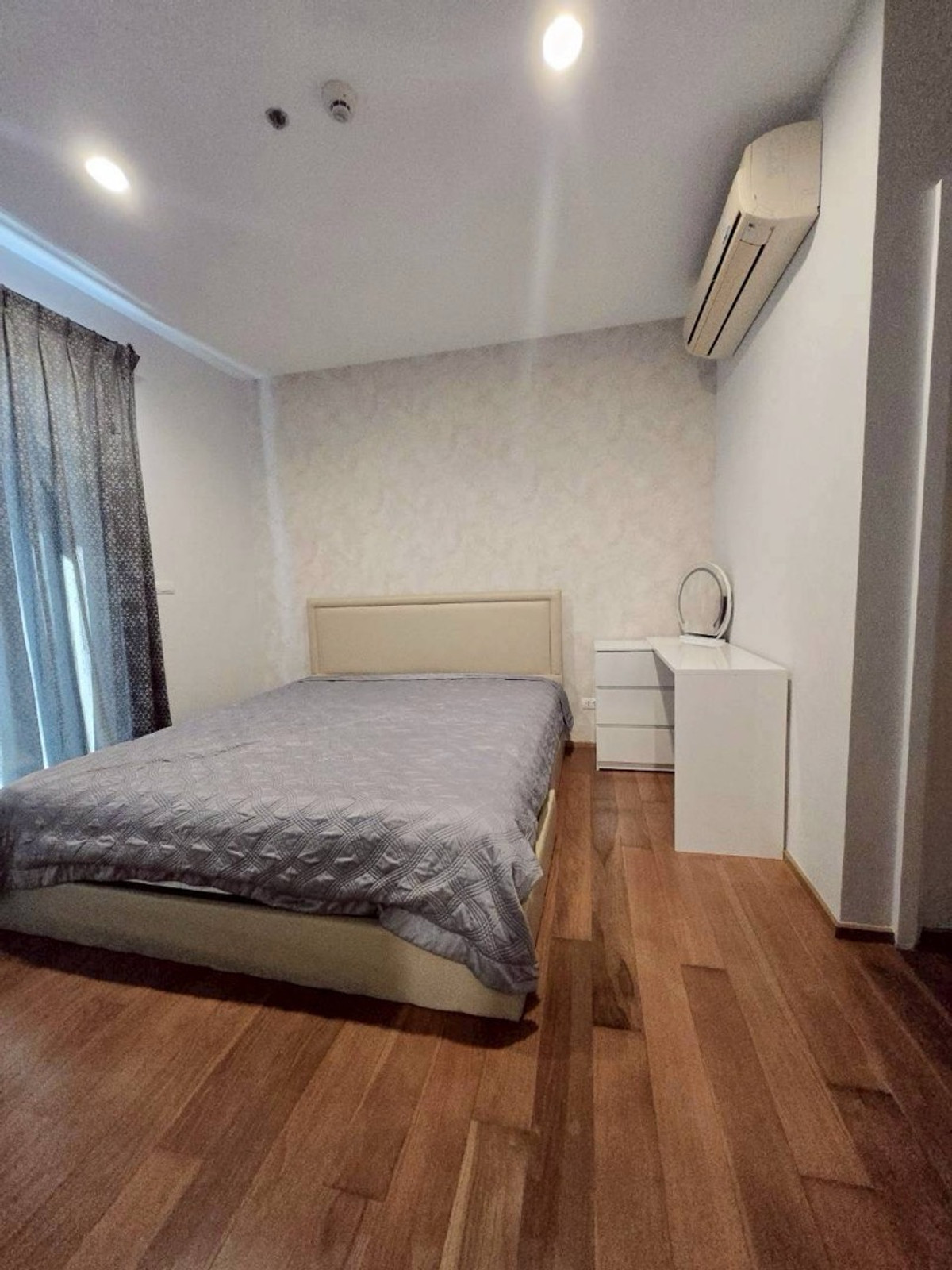 ให้เช่าคอนโดอารีย์ อนุสาวรีย์ : 🩷ให้เช่า vertical aree คอนโด เดอะเวอร์ติคัล อารีย์. line @900cqqhk tel 0859114585. 🩷
อยู่ชั้น 8 พื้นที่ห้อง 70.56 ตร.ม.
2 ห้องนอน 2ห้องน้ำ
สิ่งอำนวยความสะดวก
- เครื่องทำน้ำอุ่น ทั้ง 2 ห้อง
- โทรทัศน์ 2 เครื่อง (smart TV)
- microwave
- หม้อหุงข้าว
