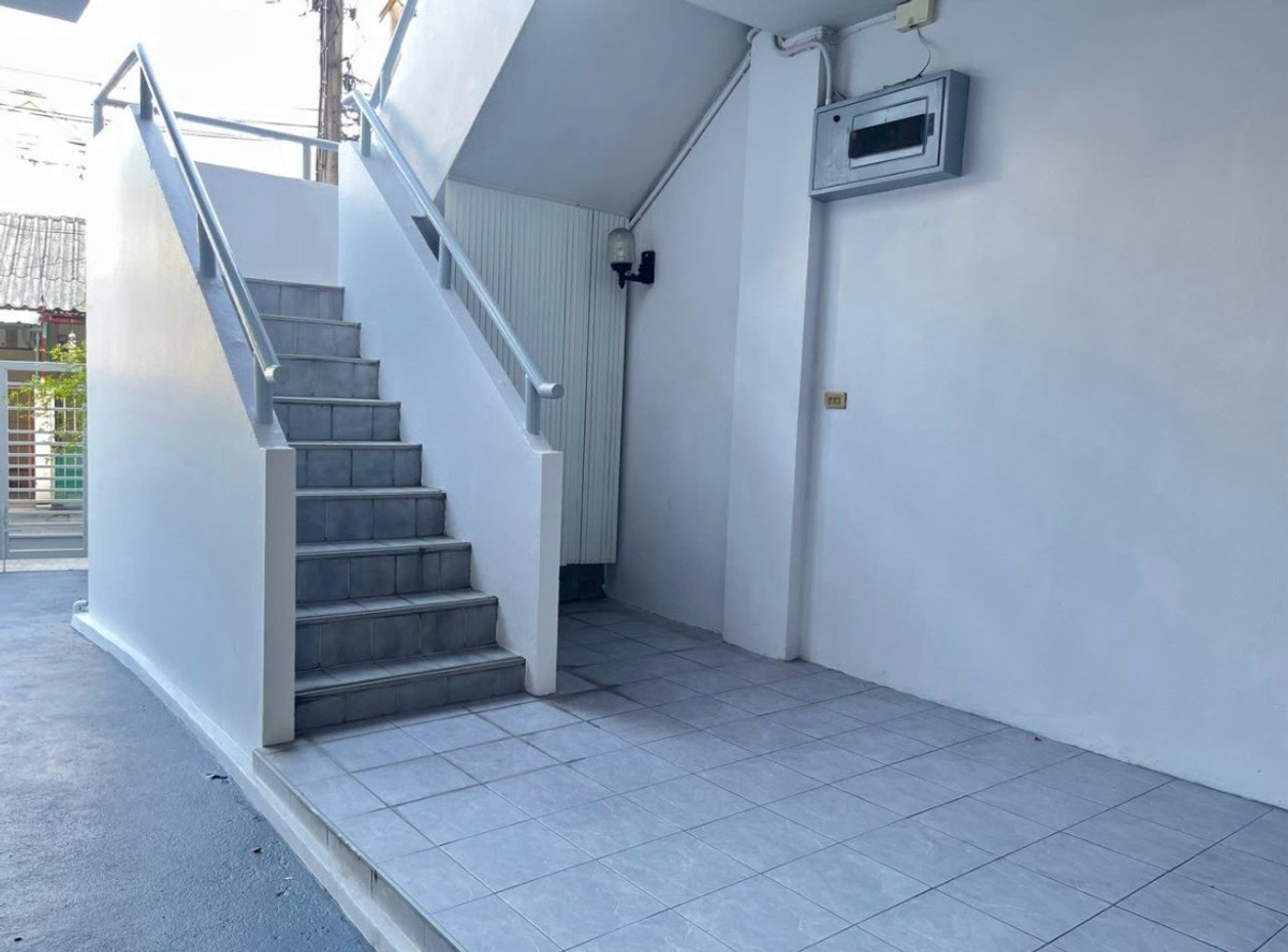 For RentHome OfficeRatchadapisek, Huaikwang, Suttisan : For rent‼️4-story townhome, completely renovated | Suitable for living / making an office / registering a company 🚇Location: Suthisan Road (near MRT Suthisan, can walk)