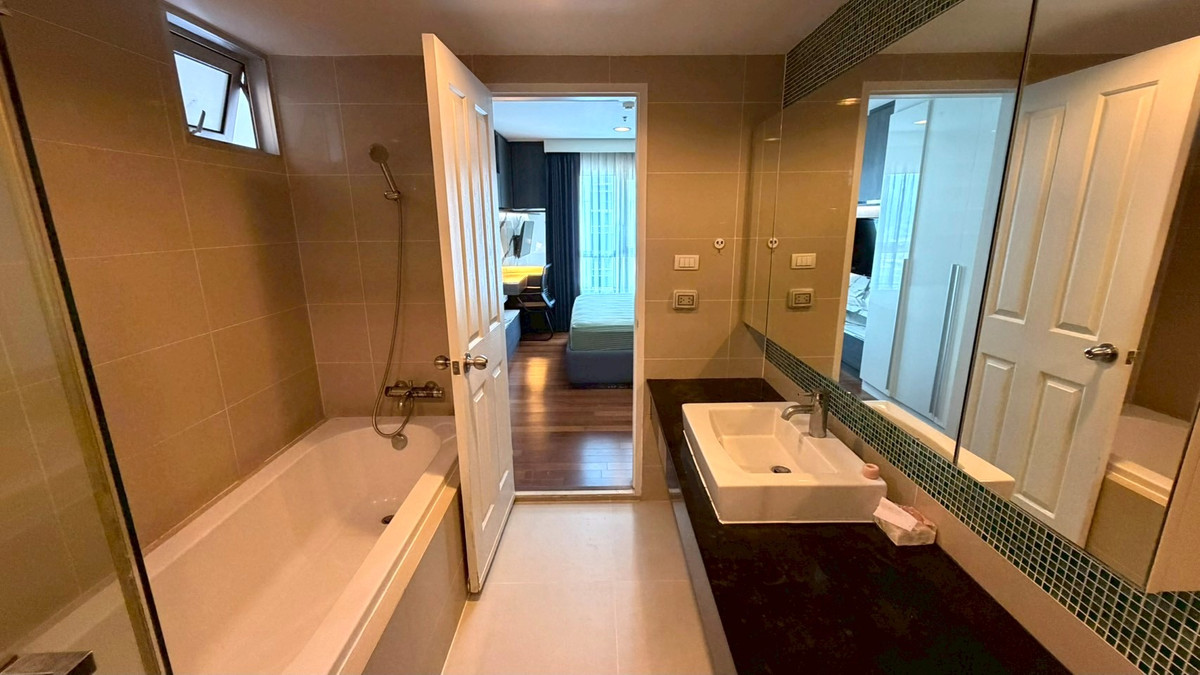 For RentCondoRama9, Petchburi, RCA : ✨ Big room, Rare Item! 3 bedrooms in the heart of Rama 9 | Live seriously, live life to the fullest ✨