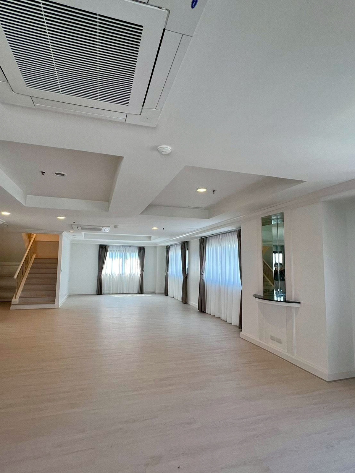 ให้เช่าคอนโดสุขุมวิท อโศก ทองหล่อ : Luxury Penthouse for Rent Sukhumvit | Modern Living High Floor | Near BTS Asoke | 250,000 THB | เพนท์เฮาส์หรูให้เช่า สุขุมวิท ชั้นสูง ใกล้ BTS อโศก⸻LTH14776