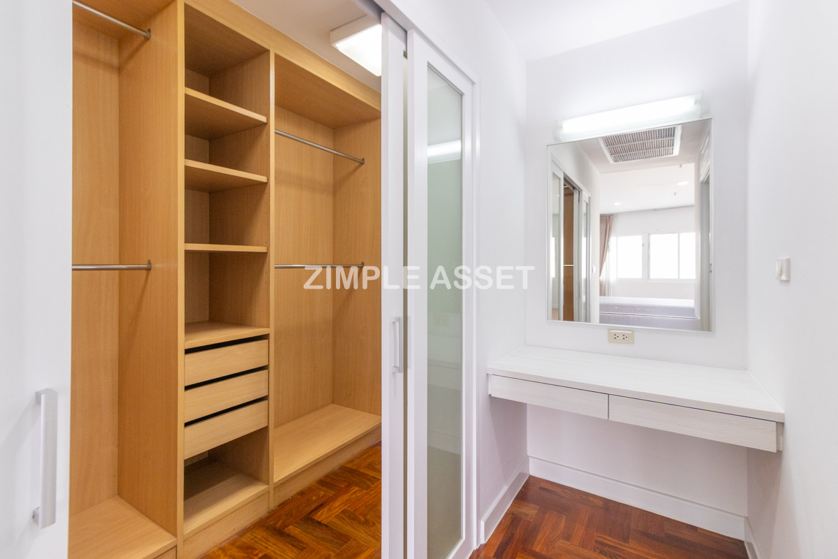 For RentSukhumvit, Asoke, Thonglor : Line ID: @zimple_asset  A luxurious residential in Sukhumvit 24. Fully furnished with complete facilities, offering a comfortable “home-like” atmosphere in a prime location with convenient access to BTS and shopping center. Pet friendly🐶