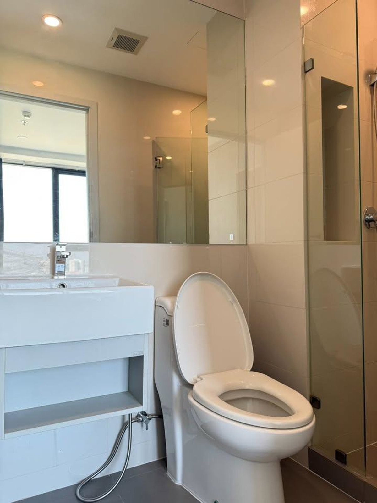 For RentCondoSathorn, Narathiwat : ✨ Bright & Beautiful Condo with Open View in Sathorn – Only 19,000 THB! 🌇 🏙️ KnightsBridge Prime Sathorn | Near BTS Chong Nonsi