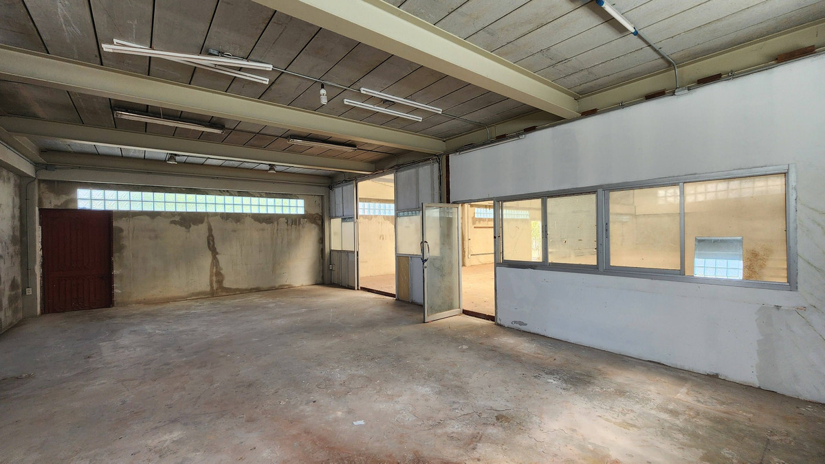 For RentWarehouseBangna, Bearing, Lasalle : Warehouse with office, 2 floors, good location, needs additional decorations, for rent in Bang Bo-Bang Phli area, near The Vintage Club.
