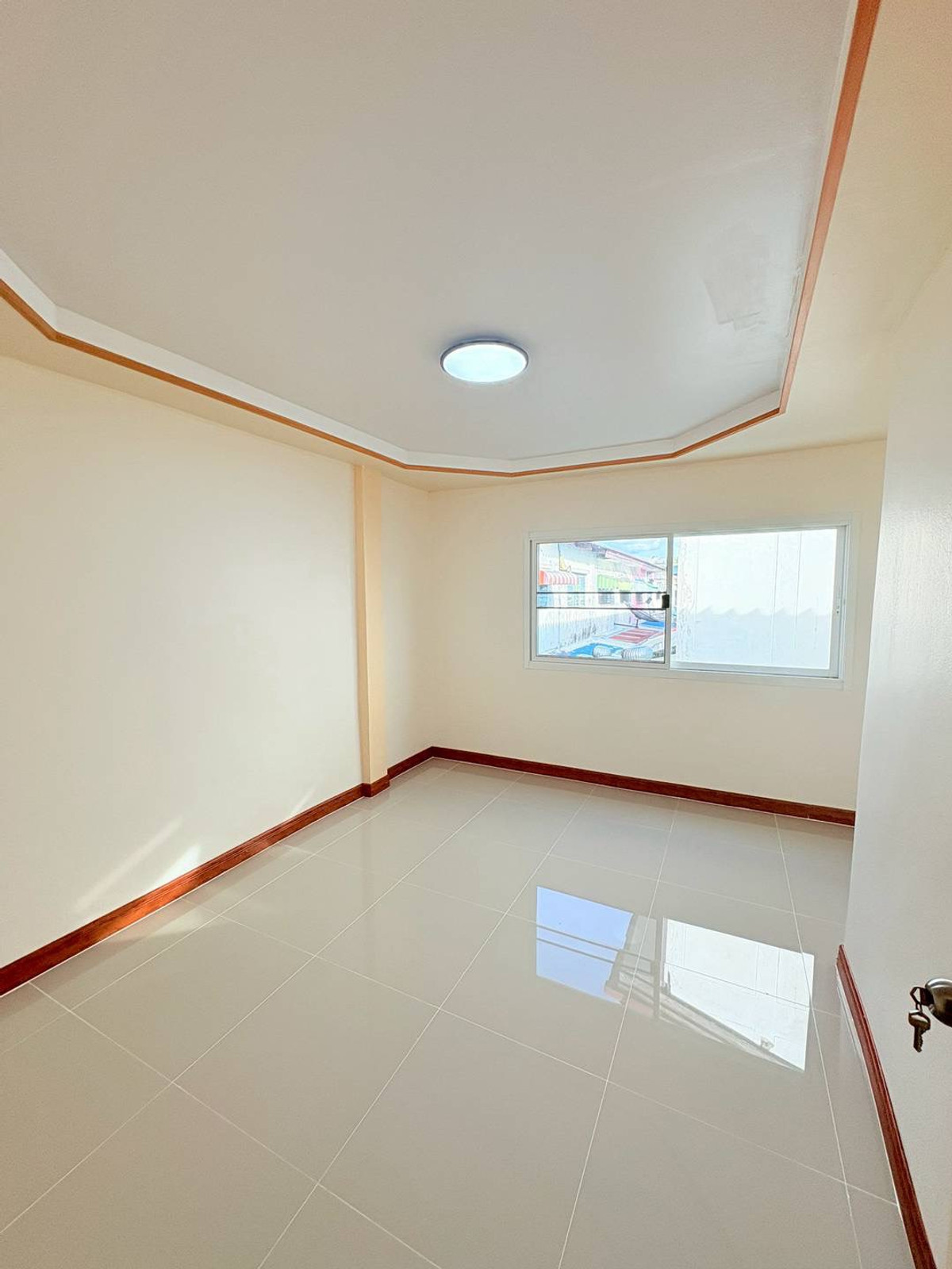 ขายทาวน์โฮมนนทบุรี บางใหญ่ บางบัวทอง : ขายทาวน์เฮาส์พร้อมจิตร บางใหญ่ 17 ตร.ว. ถนนเมน หลังบ้านติดทุ่งนา ฟรีเฟอร์ฯ ฟรีโอน