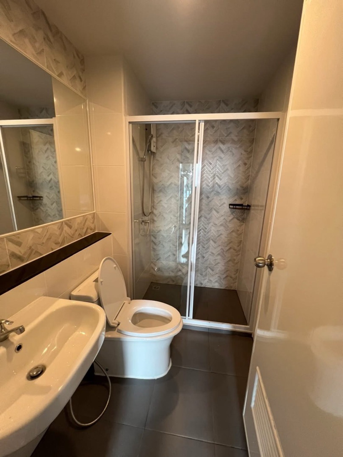 For RentCondoThaphra, Talat Phlu, Wutthakat : 🩷Cheap condo for rent, new Regent Wutthakat, 1 bedroom, beautiful room, high floor, open view. 
1 Bed 1 Bath, area 26 sq m.
33rd floor, Building A, open view
Rent 11,000 baht per month with furniture and electrical appliances.
Near BTS Wutthakat 200 meter