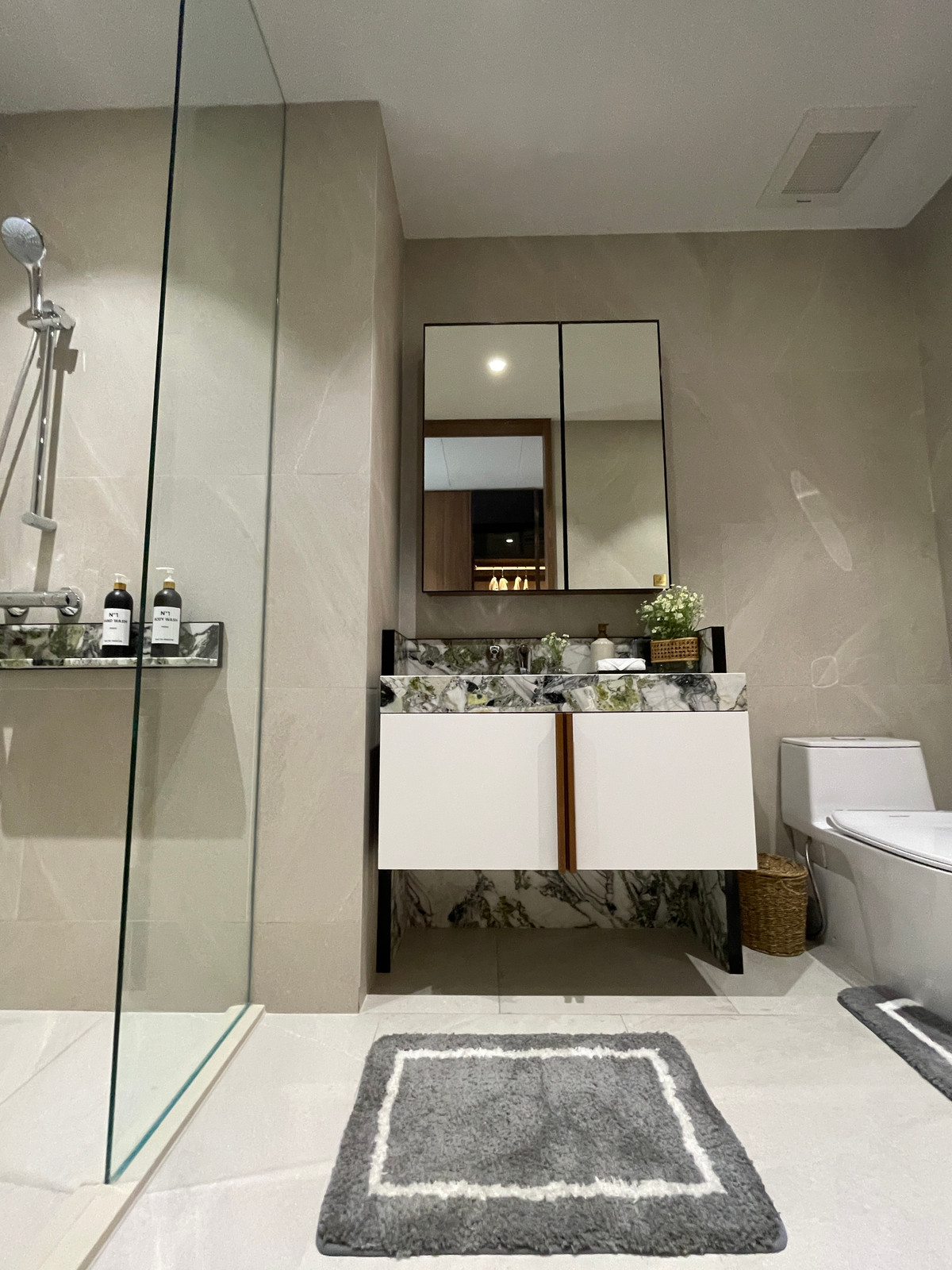 For SaleCondoSilom, Saladaeng, Bangrak : Rare unit for sale 🌳 THE ULTIMATE PARK VIEW | Rare Unit @ROMM CONVENT 🌳2 bedrooms, 2 bathrooms, usable area size 118.15 square meters on the 26th floor that offers a view of the lush Park View in the heart of Bangkok. On the highest potential location, Co