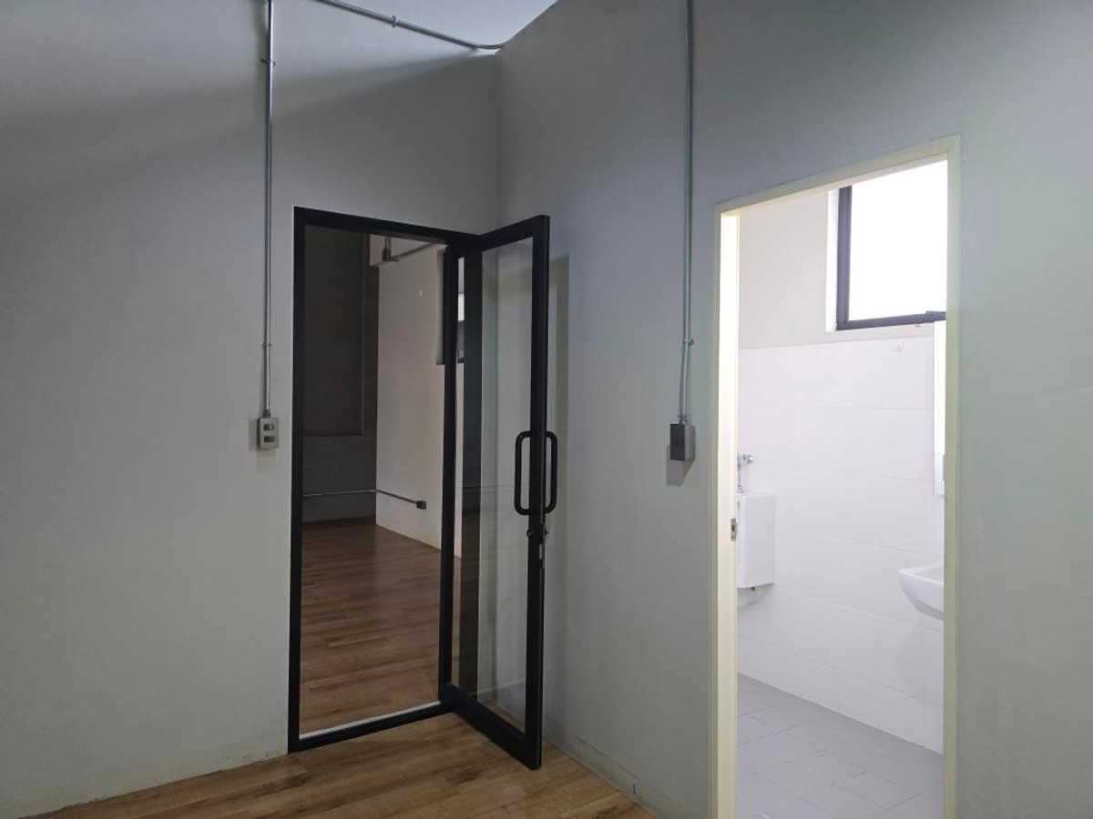 For RentWarehouseAri,Anusaowaree : Ground floor area, service business, product storage, 50-70 sq m., 200-250 baht per sq m. Saphan Khwai