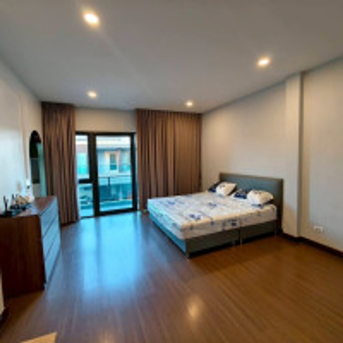 HouseLadkrabang, Suwannaphum Airport : Sell/rent luxury house THE CITY Sukhumvit-On Nut Private corner house, 4 bedrooms, 5 bathrooms, 18.5 million (rent 1 hundred thousand), has a separate pet room, fully furnished, ready to move in, AP quality society.