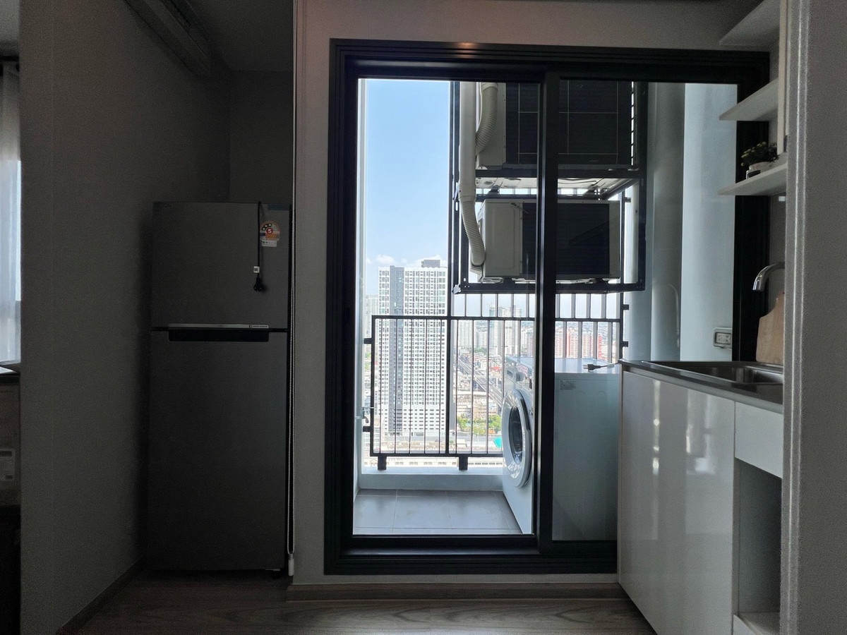 For RentCondoRamkhamhaeng, Hua Mak : For rent: The Tree Hua Mak, next to Lam Sali intersection, 300 meters.