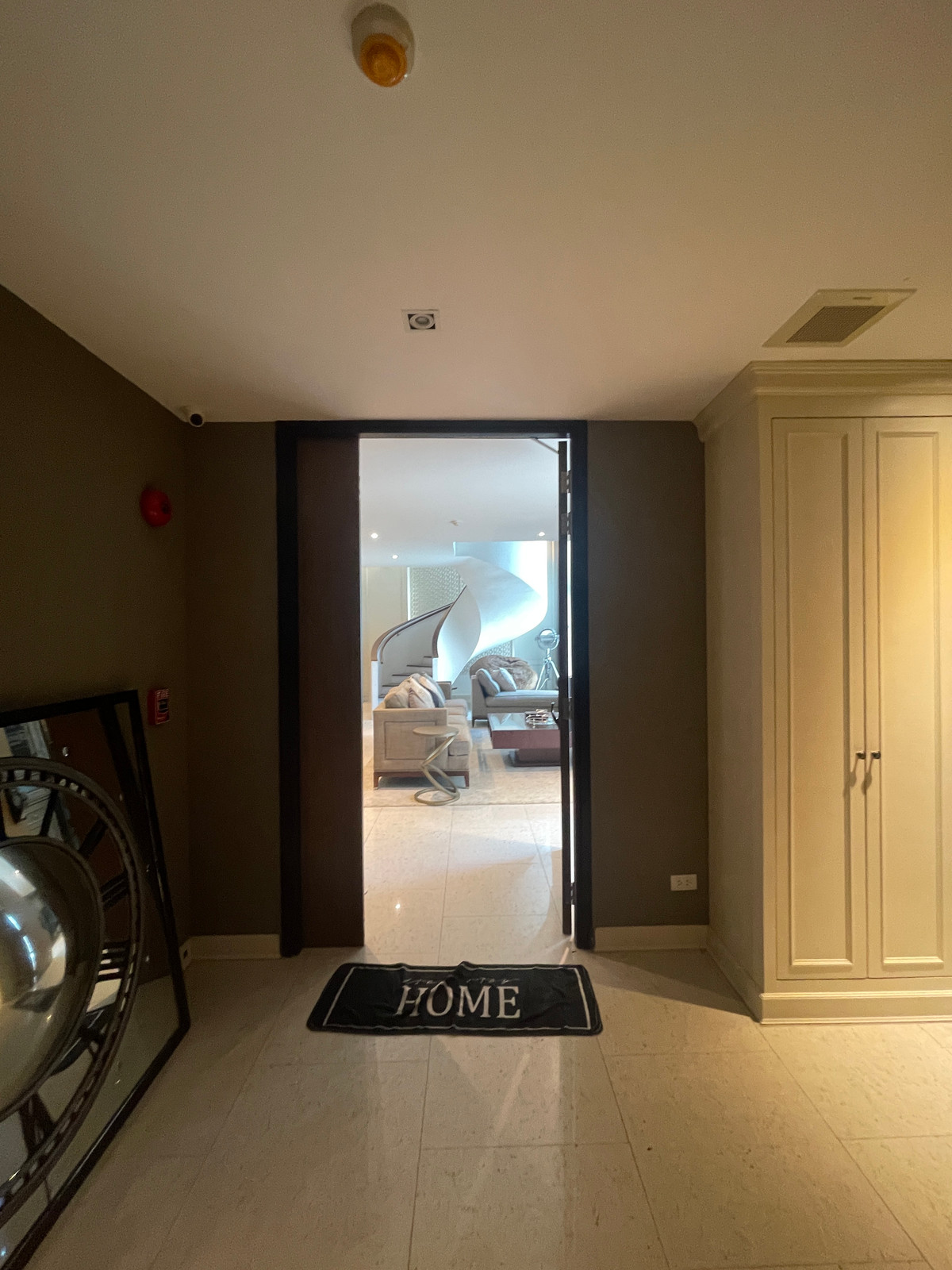 For SaleCondoSathorn, Narathiwat : Luxury Residence in Sathorn Area | Spacious 360 Sq.m. 3-Bedroom Home | Ideal for Family Living in CBD Bangkok, location near Sathorn business zone. And can easily connect to the city, near Saint Louis BTS Station.