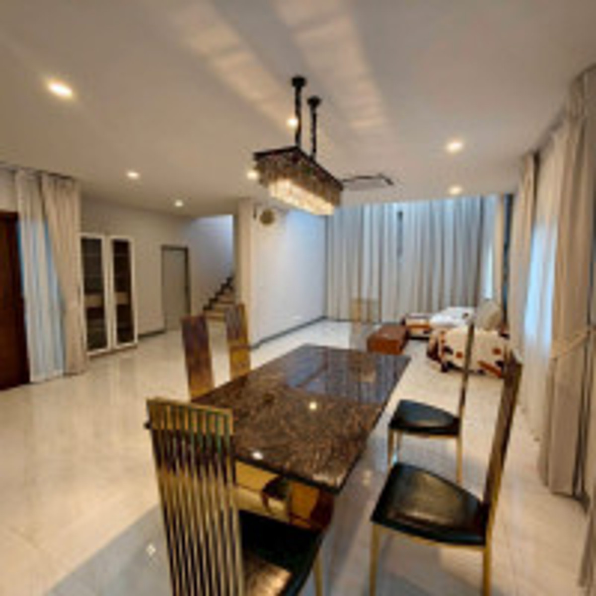 HouseLadkrabang, Suwannaphum Airport : Sell/rent luxury house THE CITY Sukhumvit-On Nut Private corner house, 4 bedrooms, 5 bathrooms, 18.5 million (rent 1 hundred thousand), has a separate pet room, fully furnished, ready to move in, AP quality society.