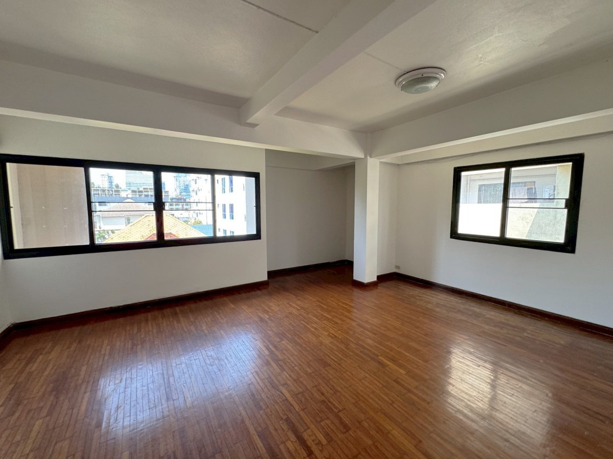 ให้เช่าทาวน์โฮมนานา : ทาวเฮ้าท์รีโนเวทใหม่ เหมาะทำธุรกิจ ใกล้ BTS นานา ** NO CO-AGNT ** 