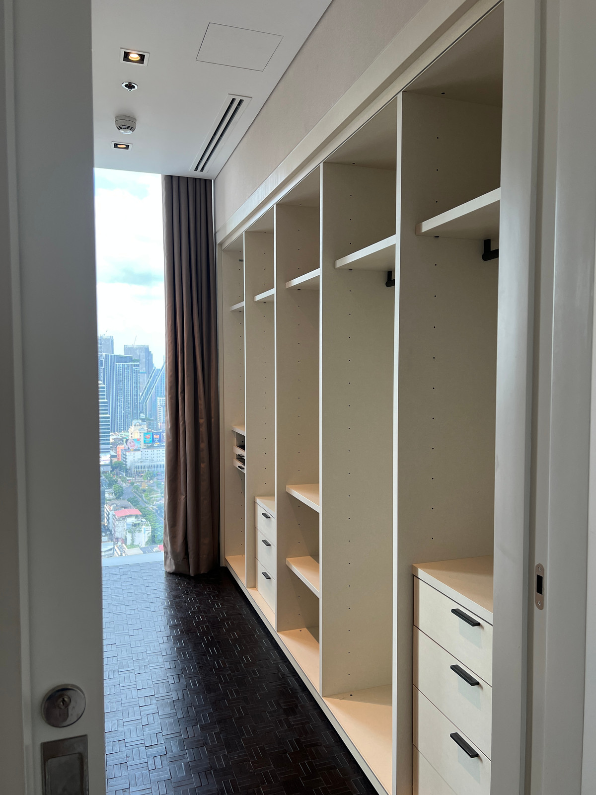 ขายคอนโดสาทร นราธิวาส : 🚨🔥 ขายด่วน | Ritz-Carlton Residences | 3 นอน | 211 ตร.ม. | ชั้น 28 | 65 ล้าน ALL-IN ⚡ ไม่มีค่าโอน ⚡ ไม่มีภาษี ⚡ ไม่มีค่าใช้จ่ายเพิ่ม | ~308K/ตร.ม. เทียบตลาด 440K/ตร.ม. 💰 ต่ำกว่าตลาด 30% 🏙️