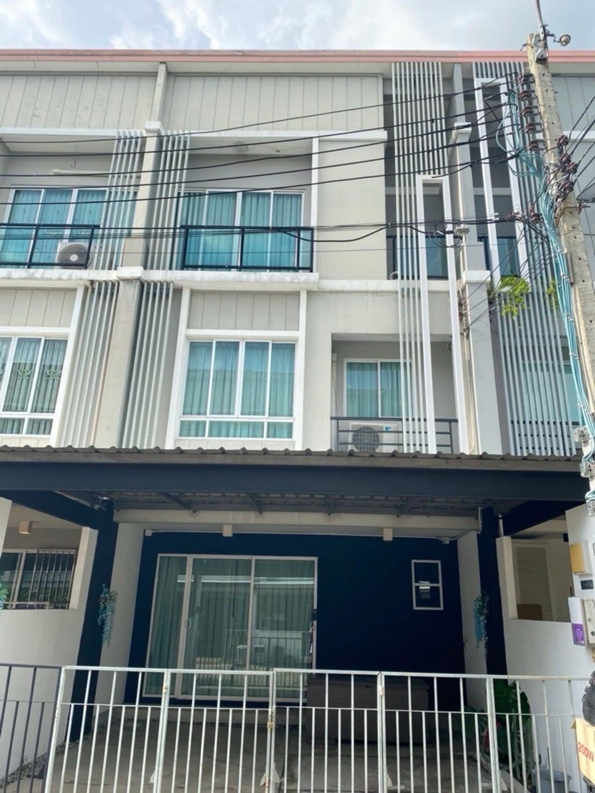 ให้เช่าทาวน์โฮมพัฒนาการ ศรีนครินทร์ : ให้เช่า ทาวน์โฮม 3 ชั้น 20.10 ตร.วา หน้ากว้าง 5.5 ตร.ม 3ห้องนอน 3ห้องน้ำ พาทิโอ พัฒนาการ 38 🔥 รับสัตว์เลี้ยง🐱💰 30,000 บาท/เดือน 