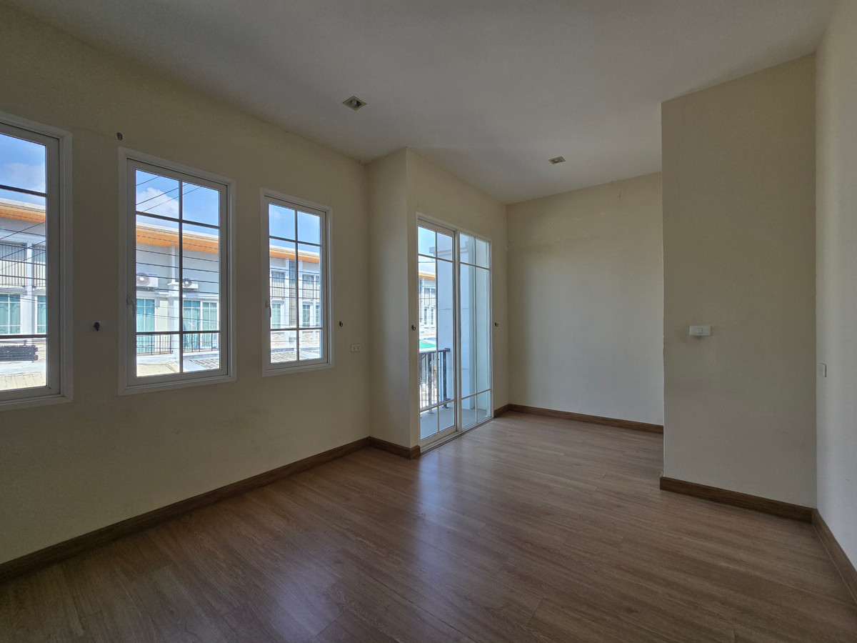 ขายทาวน์โฮมลาดกระบัง สุวรรณภูมิ : ขายด่วนทาวน์เฮ้าส์ 2 ชั้น โกลเด้น ทาวน์ บางนา - สวนหลวง 21.2ตร.วา