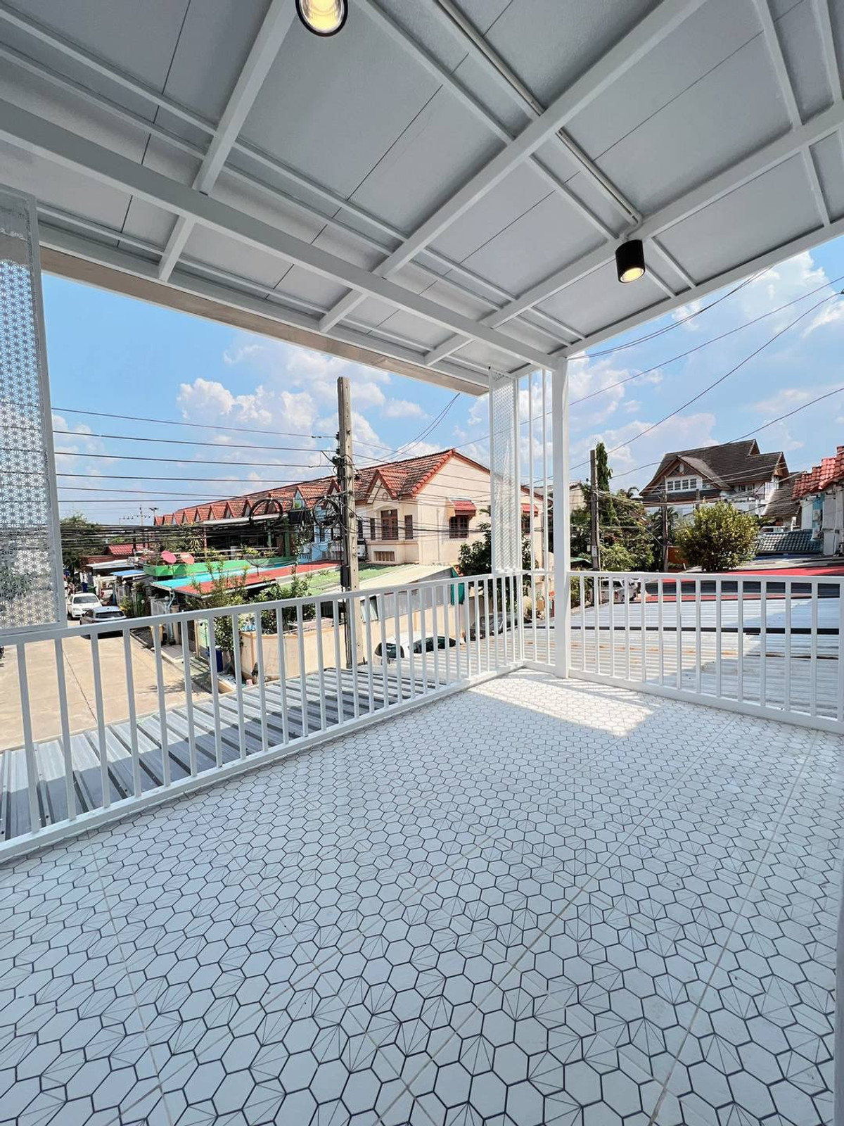 ขายทาวน์โฮมนนทบุรี บางใหญ่ บางบัวทอง : ขายทาวน์เฮาส์วงศ์ชัยนคร บางรักใหญ่ 18 ตร.ว. ใกล้ MRT บางรักใหญ่ 800 ม. มีเทอเรส ฟรีโอน