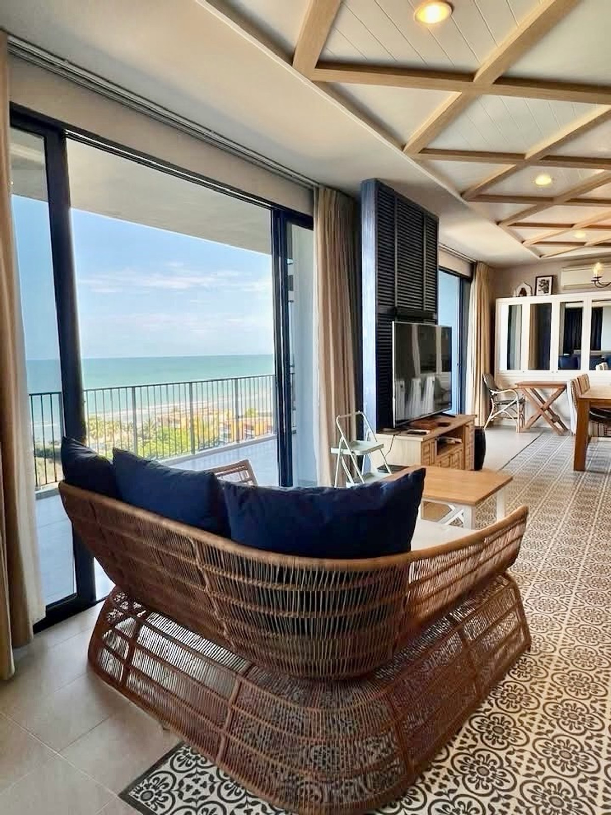 For SaleCondoCha-am Phetchaburi : Baan Thew-Talay Blue Sapphire Condo for Sale 3 Bedroom 158 sq.m 180 Degree Sea View Large Balcony Beachfront Next to Baba Beach Club Cha-am Hua Hin