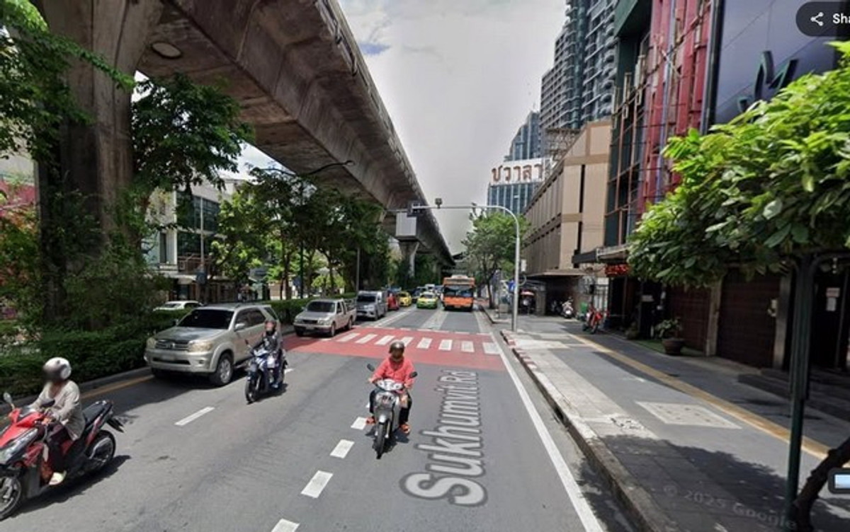 For RentShop HouseSukhumvit, Asoke, Thonglor : HR3365 Commercial building for rent, 2 units, next to Sukhumvit main road. Location with highest potential In the heart of the business district and residences for foreigners.