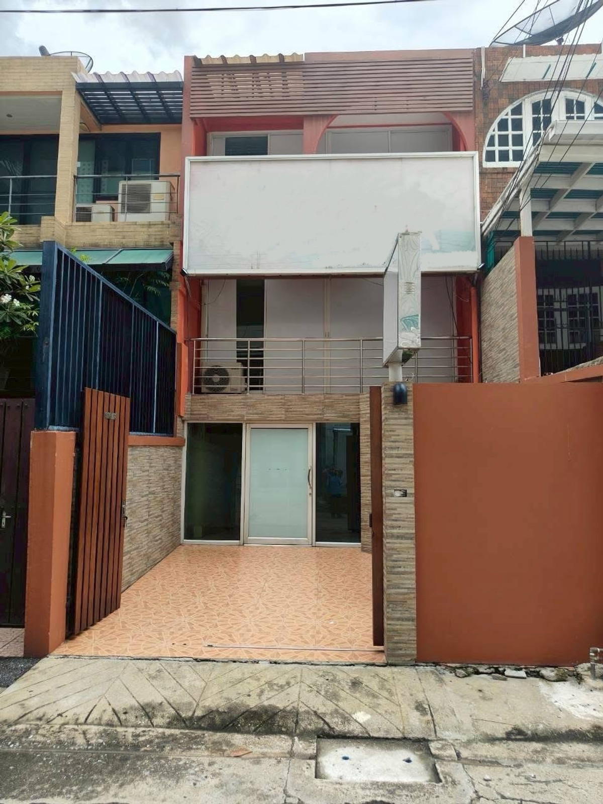 For RentTownhomeSukhumvit, Asoke, Thonglor : 3-story townhome for rent, near Soi Thonglor 25, near BTS Thonglor, only 2 km.