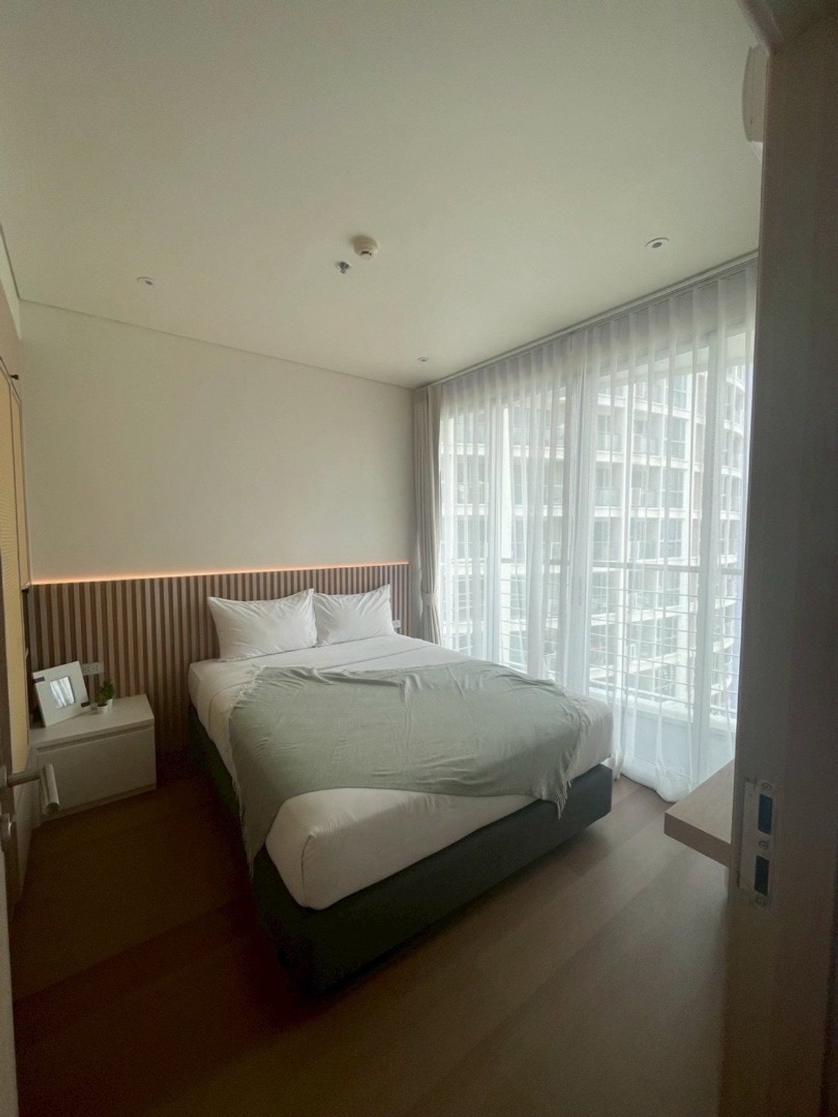 For RentCondoOnnut, Udomsuk : 🔥 FOR RENT: Spacious Renovated Condo near BTS Phra Khanong (3 mins walk) 🔥1bed large size 52sqm:37,000 THB/month
