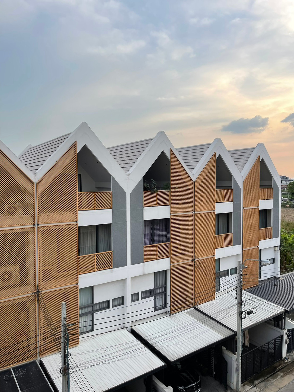 ให้เช่าบ้านโชคชัย4 ลาดพร้าว71 : ให้เช่าทาวน์โฮม 4 ชั้น โครงการเดอะลอฟท์ บาย ไอ-เซ็น  แอร์5เครื่อง เฟอร์นิเจอร์ไม่มี มี 4ห้องนอน 4ห้องน้ำ ราคาเช่าเดือนละ 40,000/เดือน (จเทะเบียนบริษัทได้)