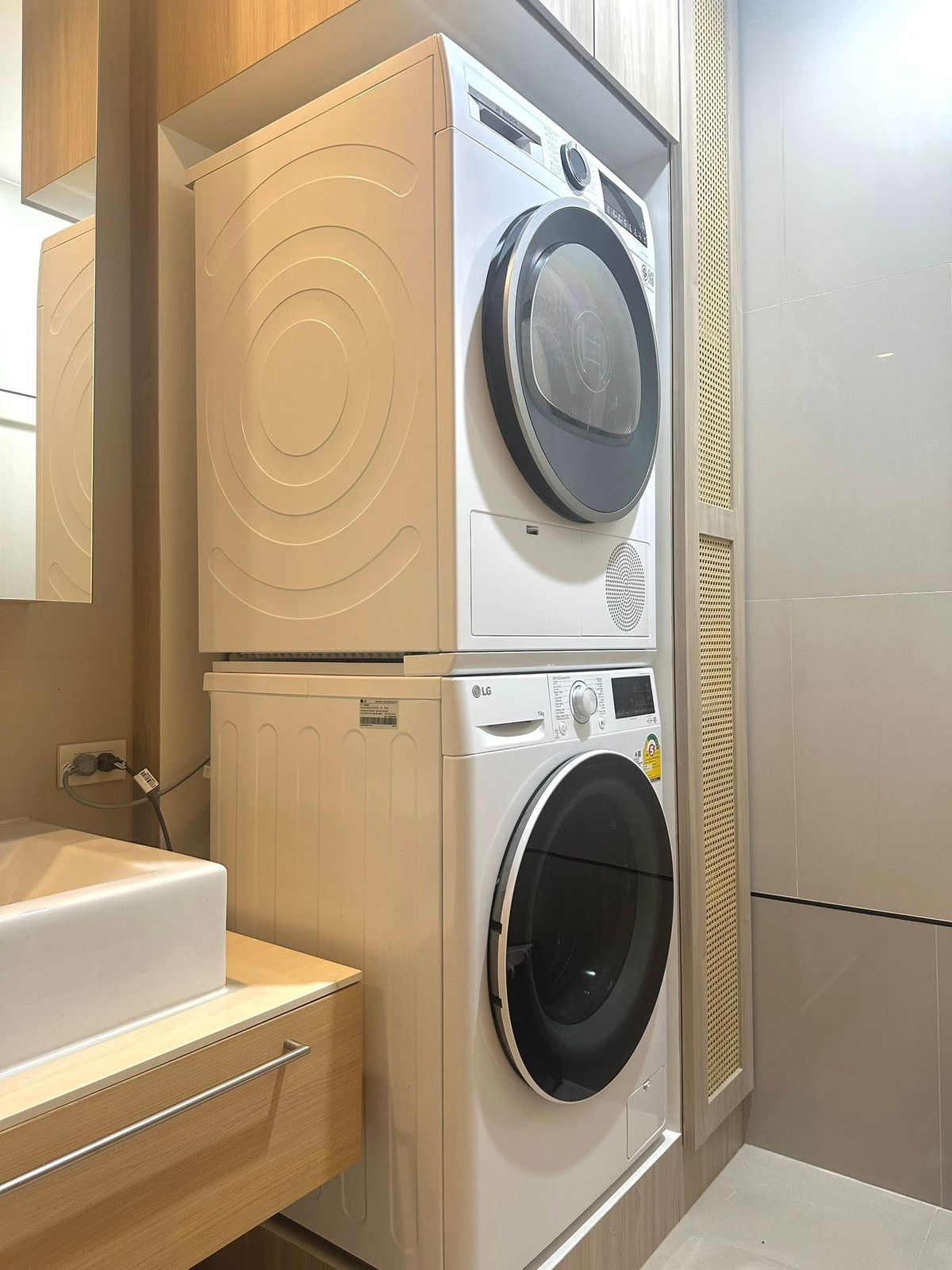 For RentCondoLadprao, Central Ladprao : Whoever is looking for a spacious room in Lat Phrao, this room is the answer to your needs. The Issara Lat Phrao is ready to move in. Call 063-6165390.