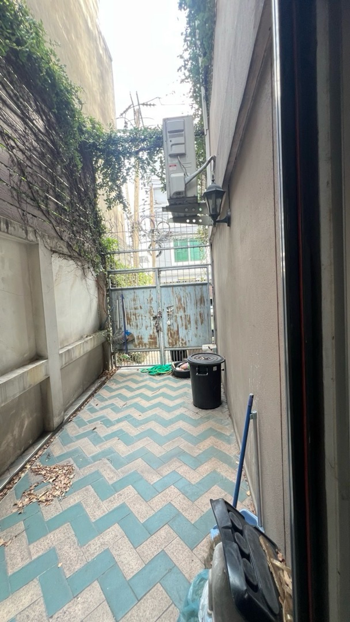 ขายอาคารพาณิชย์สาทร นราธิวาส : ขายอาคารพาณิชย์  5 ชั้น  เหมาะสำหรับพักอาศัย หรือทำoffice 
