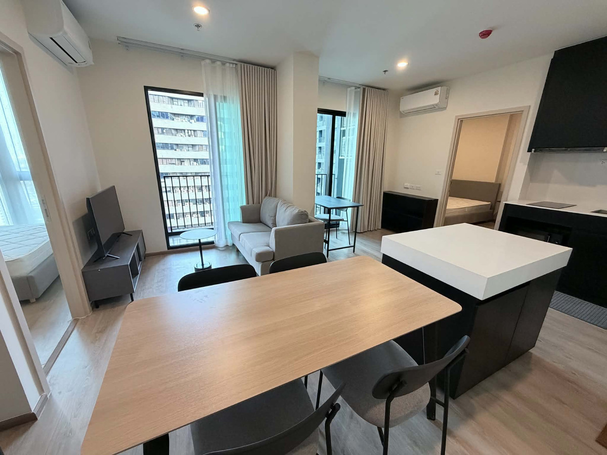 For RentCondoRama9, Petchburi, RCA : 2 Bed 2 Bath W/Larger Livingroom for rent at Nue District R9 condo just beside MRT Rama9