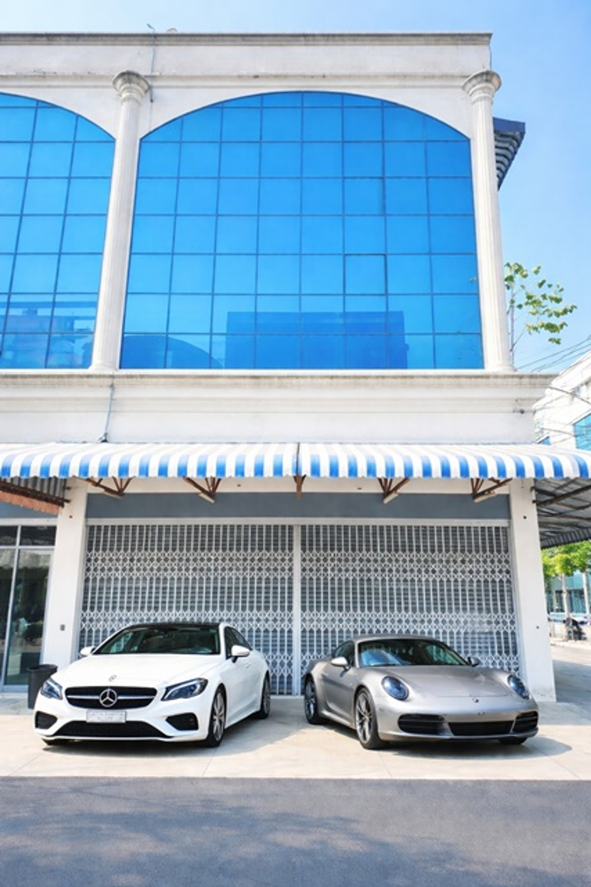 For RentShop HouseRatchadapisek, Huaikwang, Suttisan : 5-story commercial building for rent 2units in Inthamara MRT Sutthisan 490m.5Parking corner Huai Khw