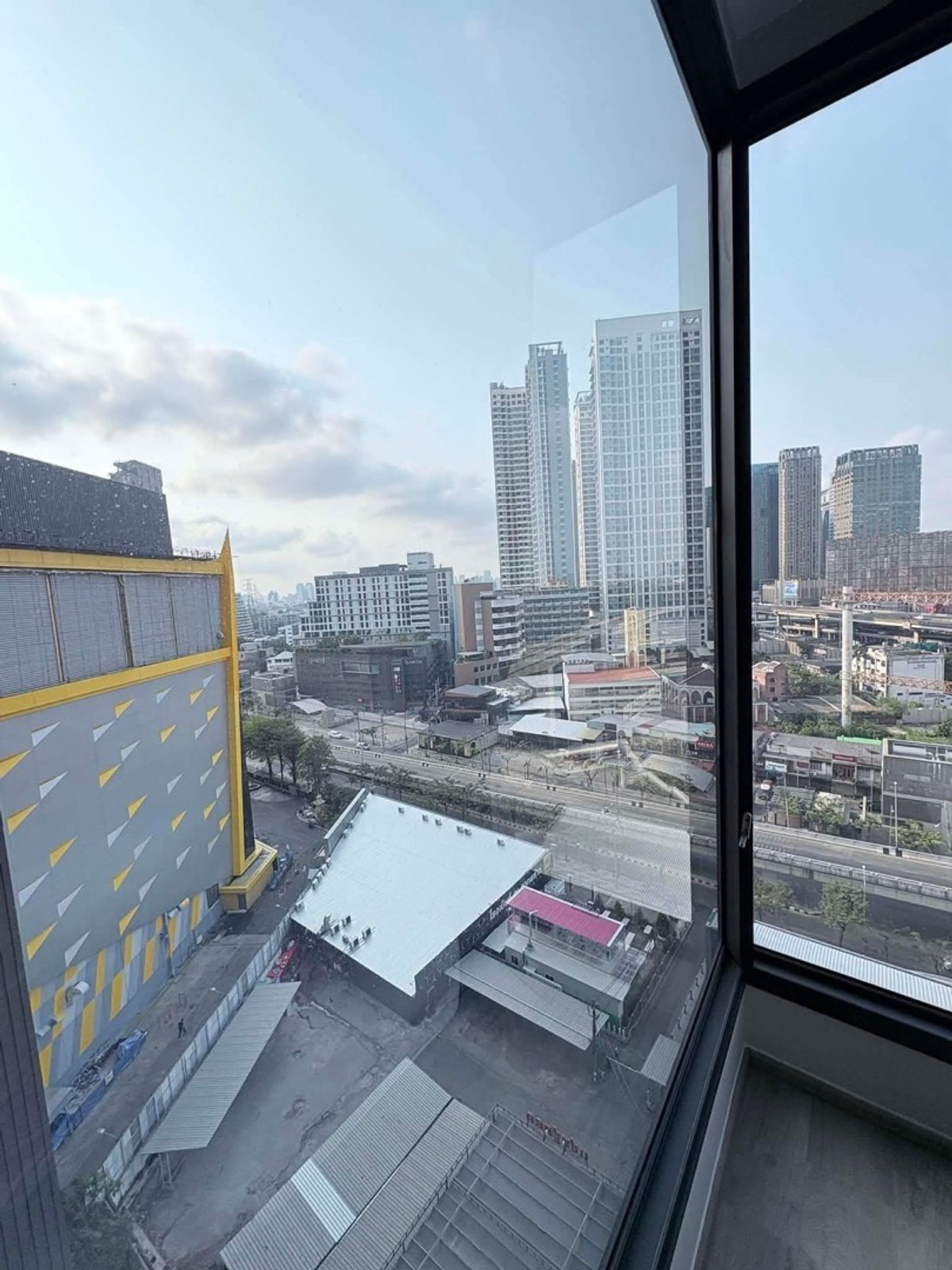 ขายคอนโดลาดพร้าว เซ็นทรัลลาดพร้าว : ขายด่วน !! The Crest Park Residences – ห้าแยกลาดพร้าว ชั้น 10 ขนาด 35 ตร.ม 1ห้องนอน 1 ห้องน้ำ เฟอร์นิเจอร์ครบ จบ ย้ายกระเป๋าเข้าอยู่ได้ทันที!! 6,450,000 บาท ราคานี้หมดแล้วหมดเลยค่ะ ไม่มีแล้วจ้า
