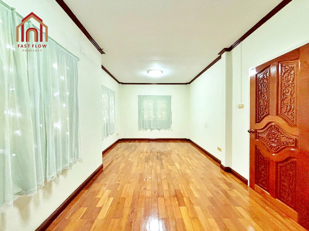 For RentPathum Thani,Rangsit, Thammasat : Twin house for rent, Burirom, 36 sq m, Rangsit, Khlong 4, kitchen addition, Phra Ong Chao Sai Road. Single house mood Sawai Pracharat Road MAY
