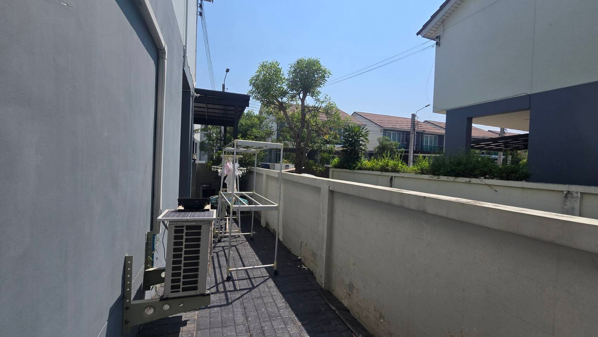 For SaleTownhomeSamut Prakan,Samrong : 2-story townhome for sale, corner unit | Lower than actual cost. Hurry before it sells out! Supalai Ville Bangna-Wongwaen Project (Supalai Ville Bangna-Wongwaen), Bang Phli, Samut Prakan. Corner house + area next to the house. Get the feel of a single hou