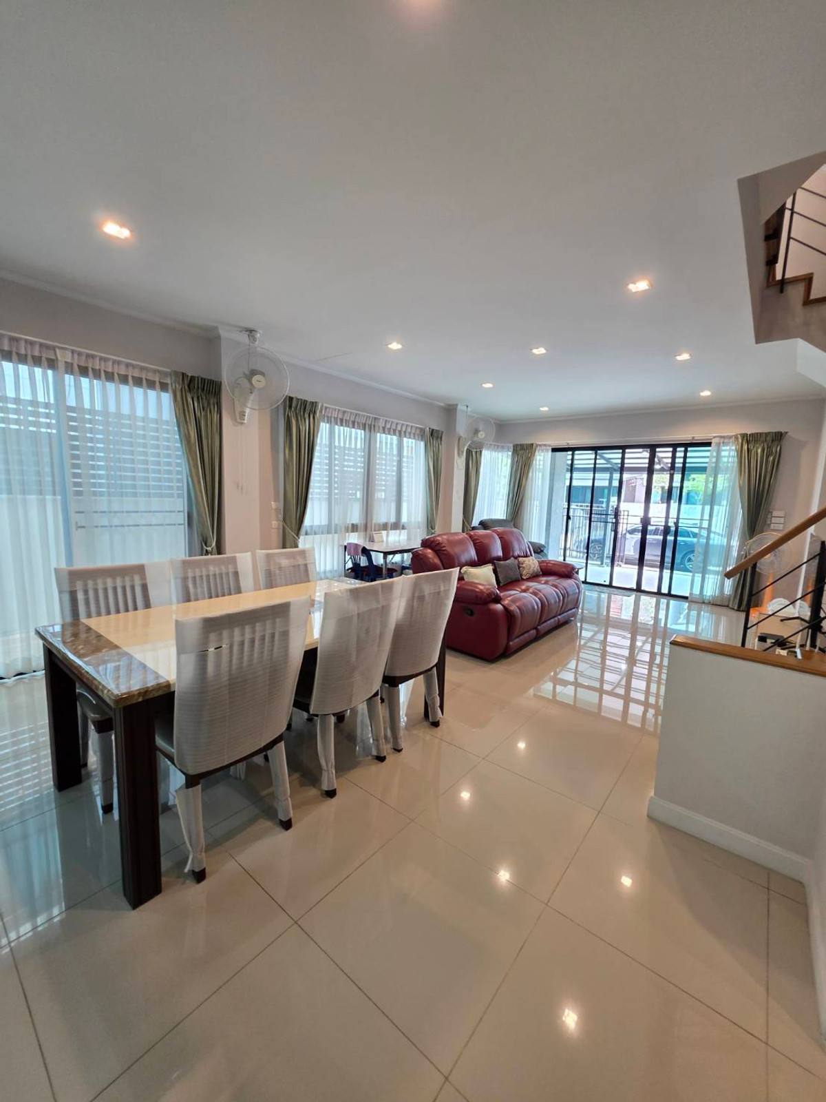 ขายบ้านลาดกระบัง สุวรรณภูมิ : ขายบ้านแฝด 3ชั้น สภาพบ้านใหม่มากๆ เจ้าของตกแต่งเสร็จแทบจะไม่ได้ใช้เลย 