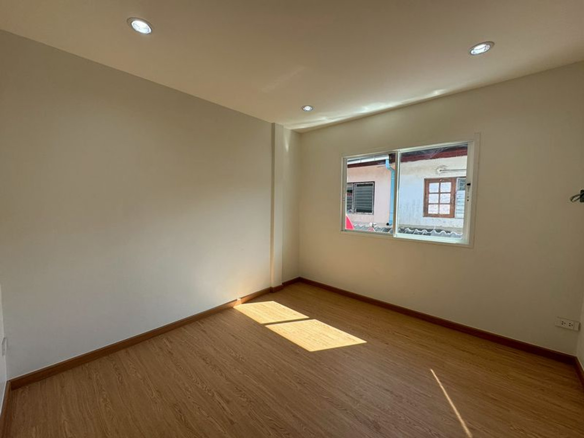 ขายทาวน์โฮมโชคชัย4 ลาดพร้าว71 : ทาวน์เฮ้าส์รีโนเวทใหม่ ม.เลิศอุบล นาคนิวาส 48 (ลาดพร้าว) ขนาด 16 ตารางวา 2 ห้องนอน ถนนนาคนิวาส แขวงลาดพร้าว เขตลาดพร้าว กรุงเทพมหานคร