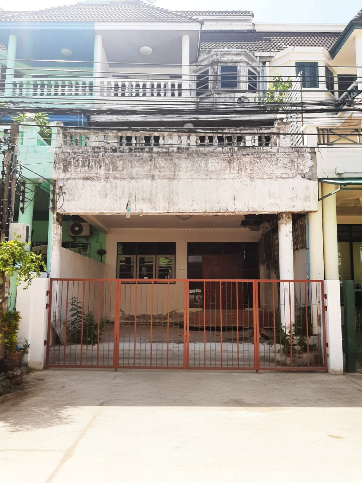 For SaleTownhomeRamkhamhaeng, Hua Mak : Townhome Town in Town Golden location along the expressway! It's good for an office, it's good for living. (Near restaurants + convenient travel)