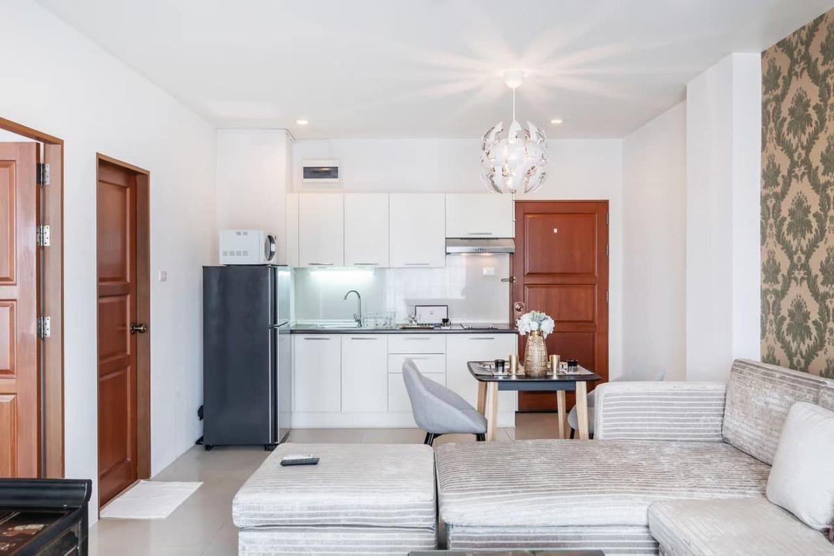 For RentCondoRatchadapisek, Huaikwang, Suttisan : For rent Baan Klang Krung Resort, prime location in Ratchada! Big room 63.5 sq m., near MRT Huai Khwang, only 17,900/month.