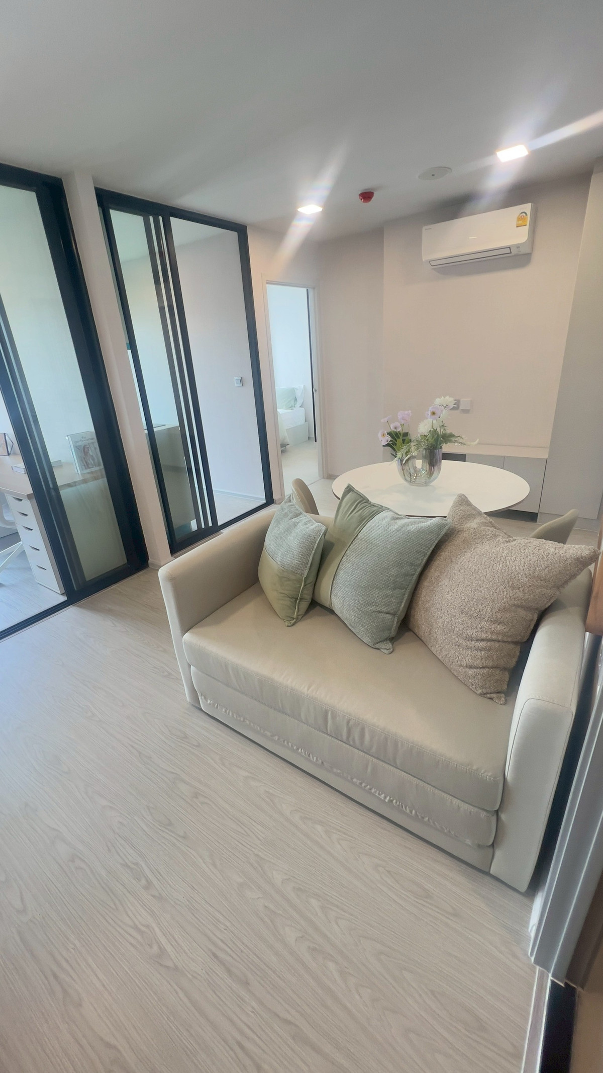 ขายคอนโดอ่อนนุช อุดมสุข : ขายห้อง Combine วิวสระ Olympic หนึ่งเดียวที่ Atmoz Oasis อ่อนนุช  ขนาดใหญ่ 55.52 ตารางเมตร 2 ห้องนอน 2 ห้องน้ำ พร้อมอยู่ ฟรีโอน