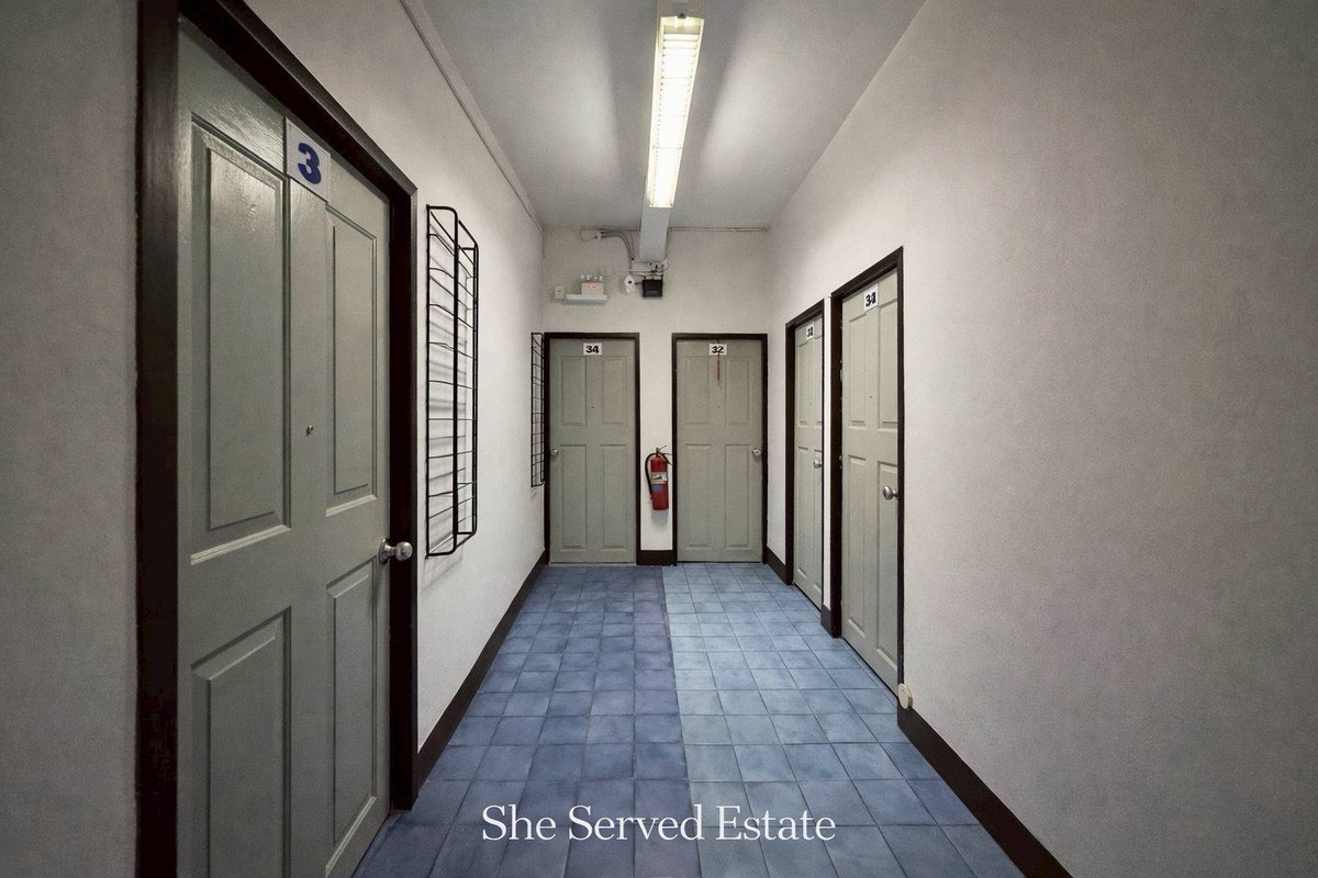 For RentShop HouseSukhumvit, Asoke, Thonglor : ◈ Commercial building for rent, 2 units, Sukhumvit Road, near BTS Thonglor, only 200 meters ◈ Commercial building, 2 units, 5 floors high.
• Width 8 meters • Area 31.9 square meters
• Location next to the main Sukhumvit Road. Clearly visible • High potent