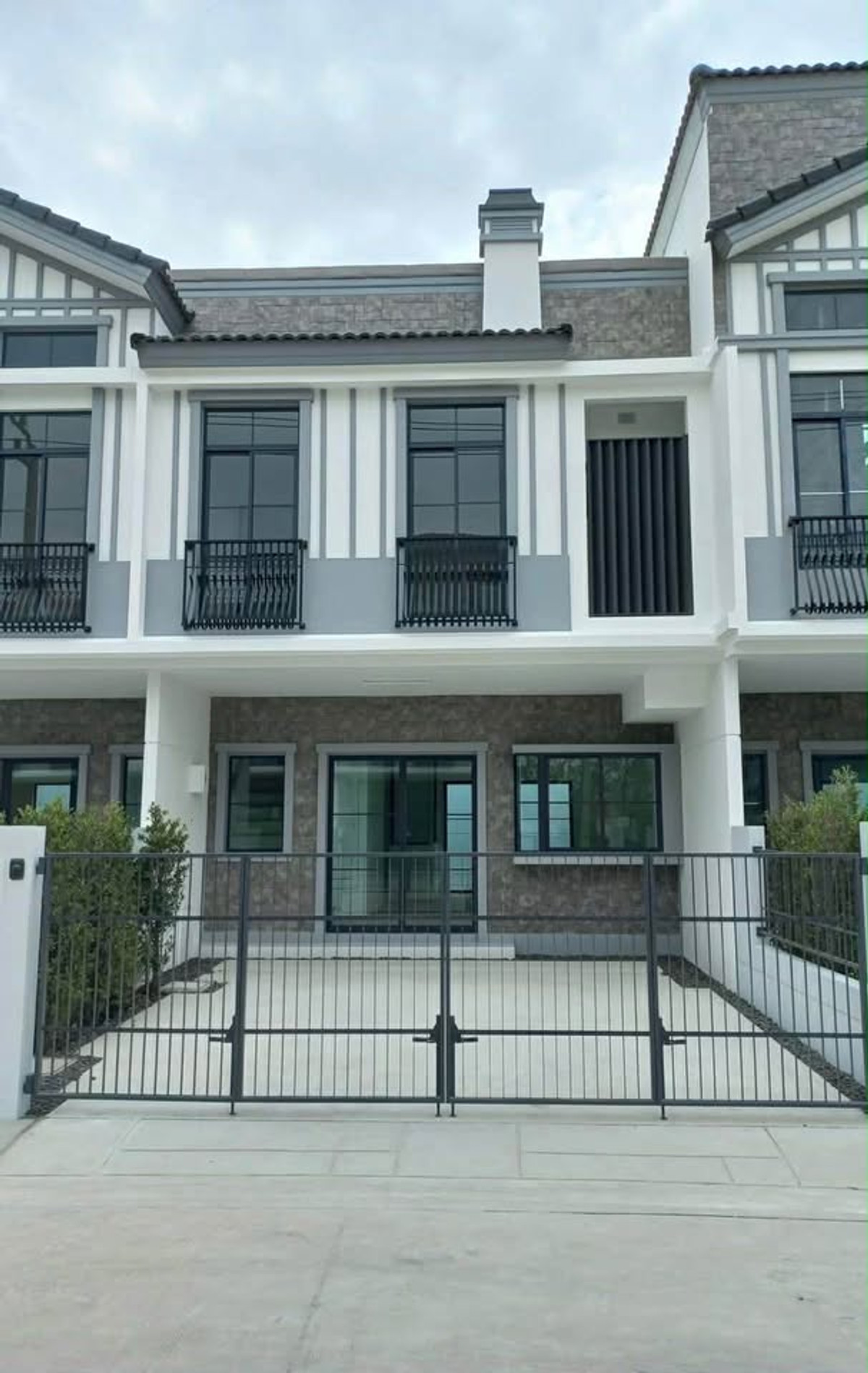 For SaleTownhomeSamut Prakan,Samrong : House for sale, Villaggio3 Srinakarin-Bangna. Road along Khlong Luang Phaeng, Bang Kaeo Subdistrict, Bang Phli District, Samut Prakan, Thailand, under Kanchana Expressway. Thetsaban Bang Kaeo Road Near Mega Bangna SISB Suvanabhumi International School