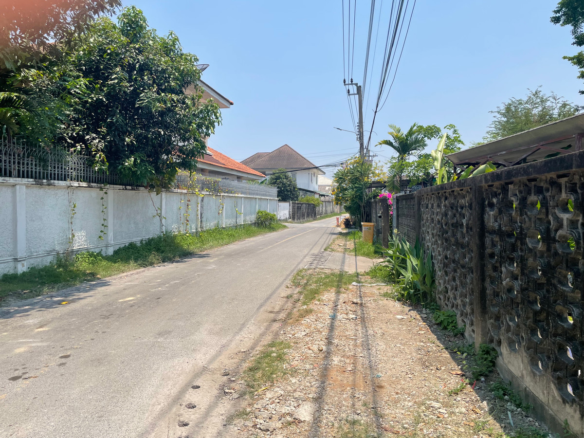 ขายที่ดินลาดกระบัง สุวรรณภูมิ : ขายที่ดิน ทำเลดี ใกล้สวนหลวง ร.9 (เฉลิมพระเกียรติ ร.9 ซอย 11)