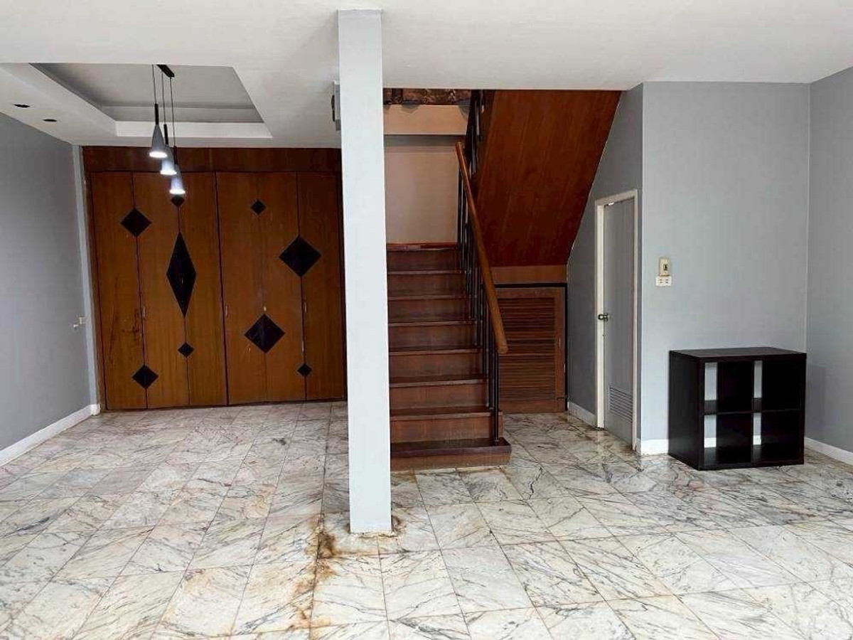 ให้เช่าทาวน์โฮมรัชดา ห้วยขวาง : ให้เช่า Townhome อยู่เจริญรัชดาซอย 3 🏜🎡🚆Yu Charoen Ratchada Soi 3 連棟別墅出租