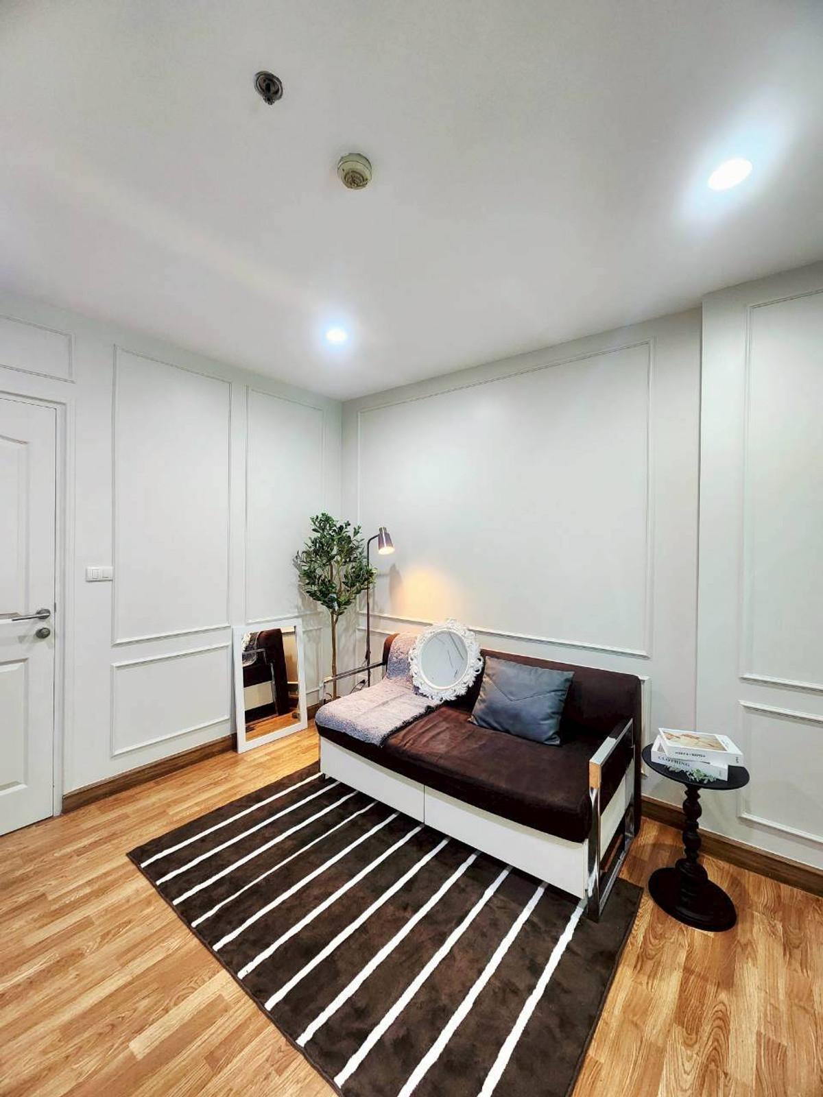 For SaleCondoWongwianyai, Charoennakor : Newly Renovated Stylish Condo Near Wongwian Yai BTS — Move-in Ready, Fully Furnished with Appliances, 2 Air Conditioners, Free Transfer Fee