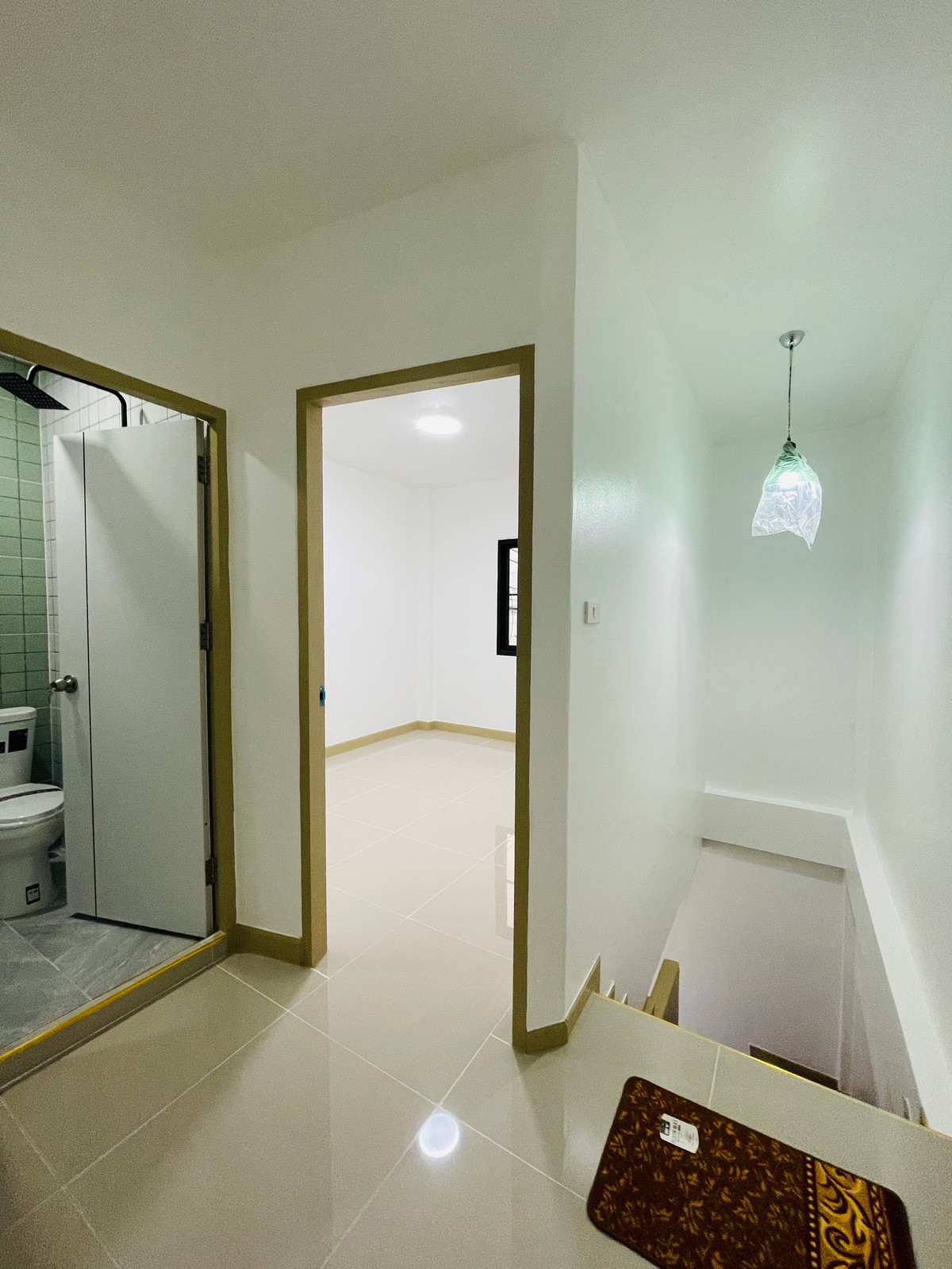 ขายทาวน์โฮมนนทบุรี บางใหญ่ บางบัวทอง : ขายทาวน์เฮ้าส์ร่มเงาไม้ วัดลาดปลาดุก หลังมุมติดถนนเมน 16 ตร.ว. ค้าขายได้ ฟรีโอน