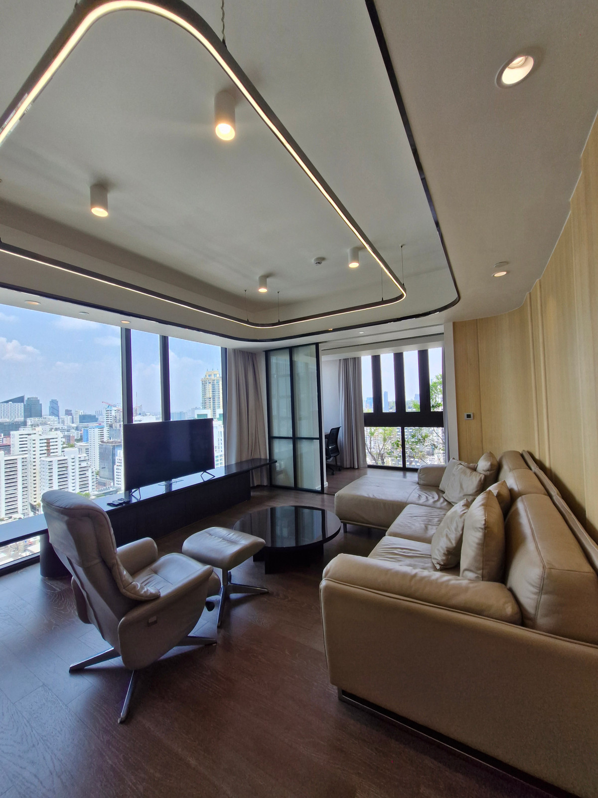 For RentCondoSukhumvit, Asoke, Thonglor : Highlights Unit Pet-friendly condominium close BTS Asoke